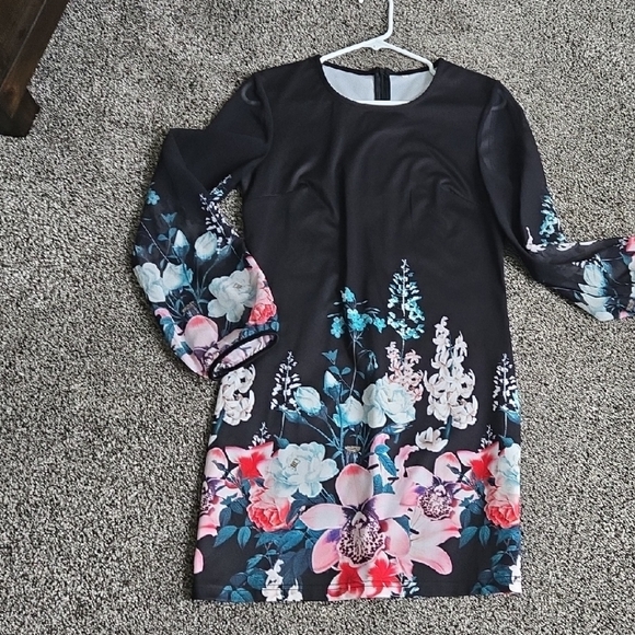 Chic Black Dress with Floral Accents - Picture 6 of 7